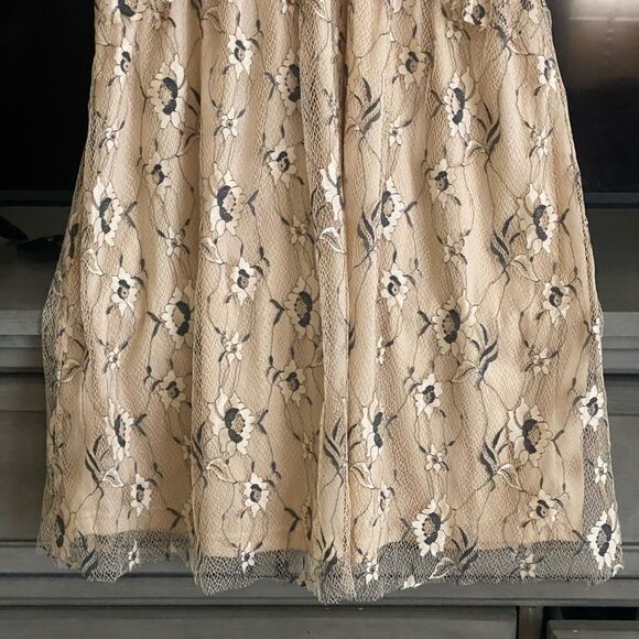 Francesca's Liv Floral Lace Shift Dress Beige/Gray. . Size Medium - Picture 8 of 15